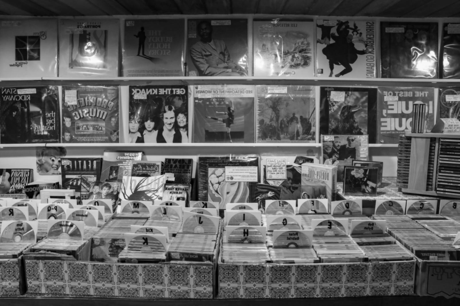 Musicien travaillant sur composition avec instruments acoustiques et électroniques