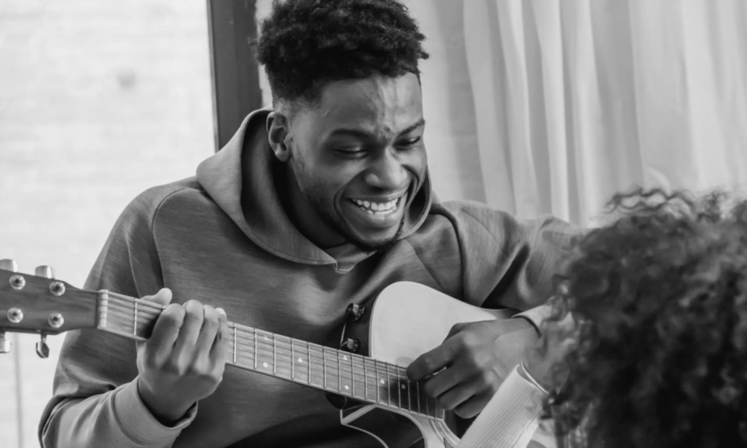 Studio d'enregistrement professionnel avec équipements musicaux modernes